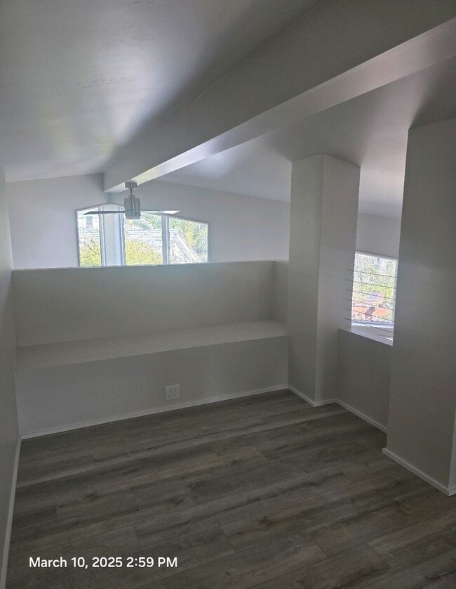 Building Photo - 1 bed 1 bath home with loft. Custom built ...