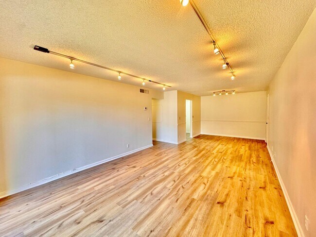 Building Photo - 9815 Pineapple Tree Dr