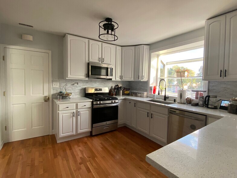 Primary Photo - 3719 N Newcastle Ave