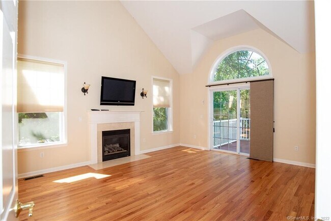 Building Photo - 8 Dogwood Ct