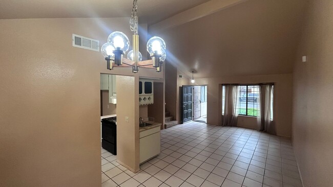 Building Photo - 560 Clover Dr