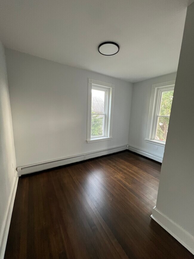 Building Photo - 185 Maple St