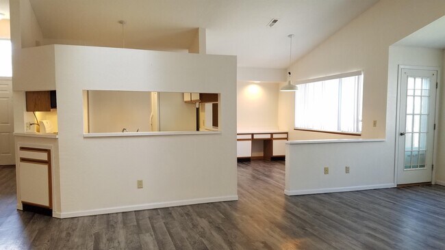 Building Photo - 749 Hilltop Ln