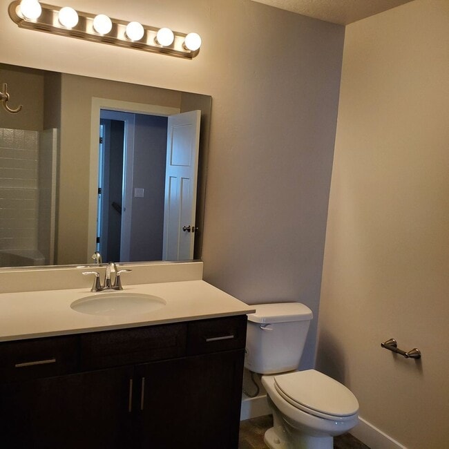 Building Photo - Welcoming 2 Bed, 2.5 Bath Townhouse