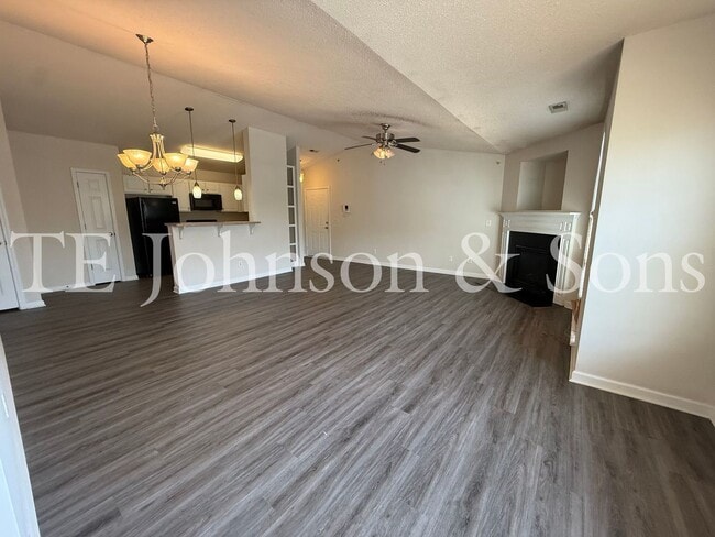 Building Photo - Lovely 2 Bedroom Condo Off Hwy 150