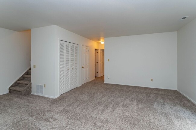 Building Photo - Lovely District 20 Townhome!