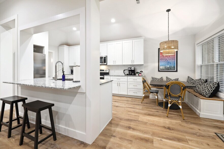 Building Photo - 304 Coachlight Dr