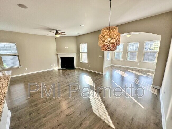 Building Photo - 117 Weeping Oak Ln