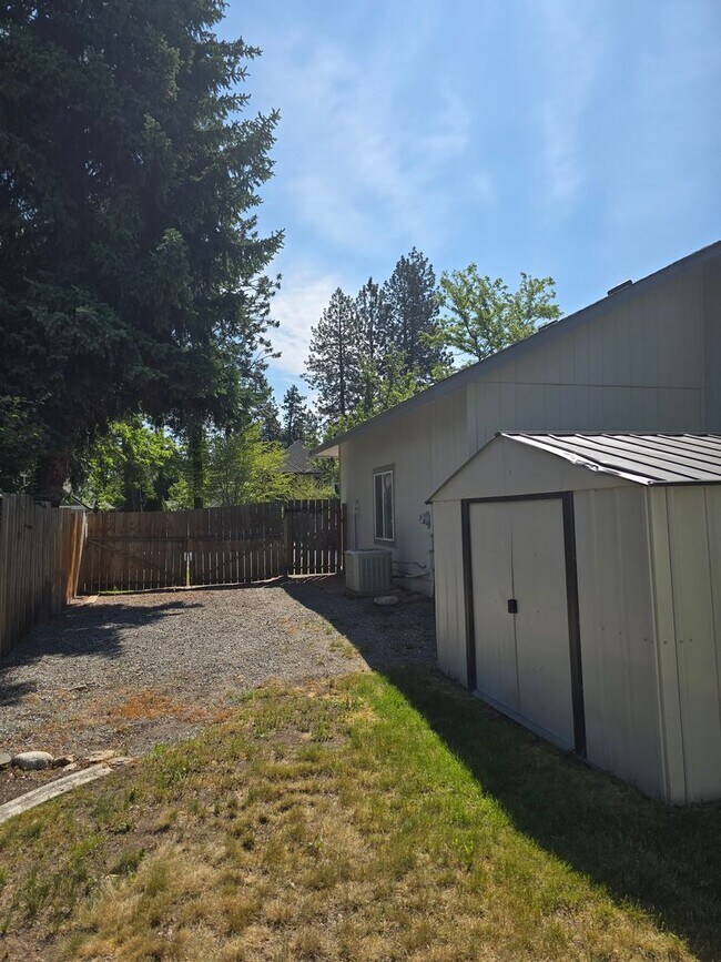 Building Photo - Beautiful home in desirable Riverside Harbor.