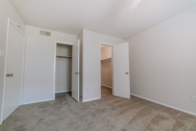 Building Photo - Kingswood Apartments
