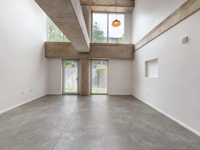 Building Photo - Modern Condo in The Cedars, Dallas with Private Patio | Available for Lease!