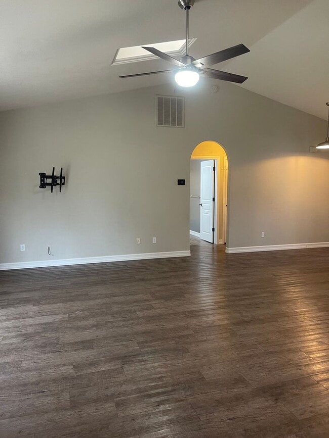 Building Photo - 3 BED 2 BATH HOUSE WITH FENCED BACKYARD IN THE COUNTRY HEIGHTS SUBDIVISION