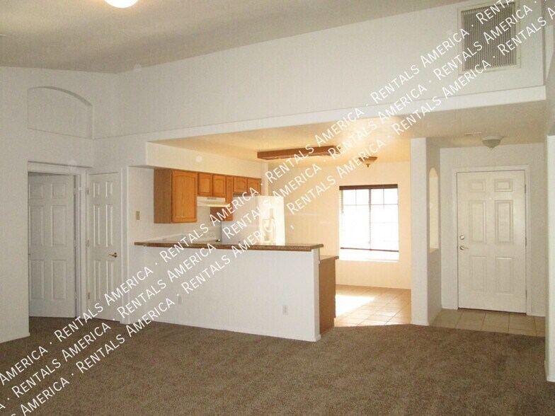 Building Photo - 144 S Mulberry St