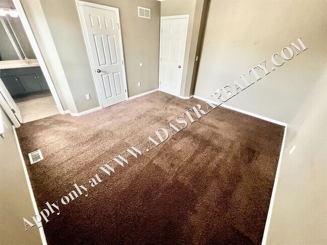 Building Photo - Spacious Shawnee Townhome 3 Bed/3 Bath-Available NOW!!