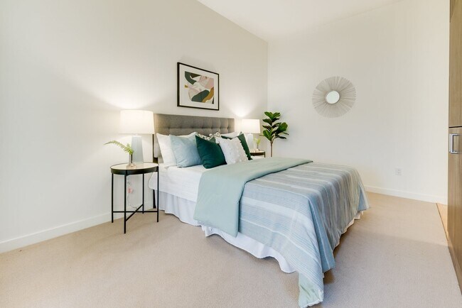 Building Photo - Light & bright 1-bdrm/1-bath condo in desi...