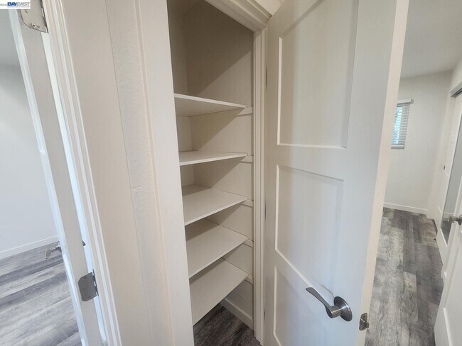 Building Photo - 749 Palomino Dr