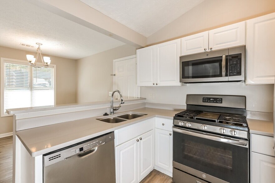 Building Photo - 353 Knollwood Ln