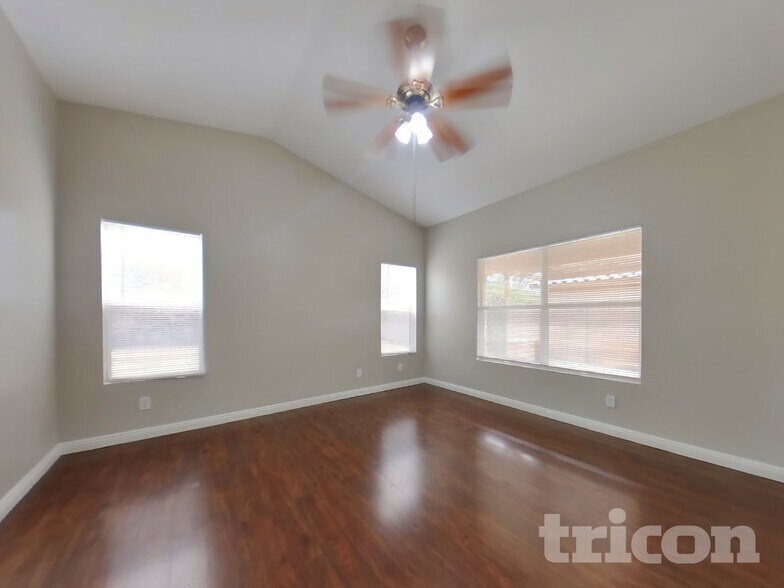 Building Photo - 12618 W Cambridge Ave