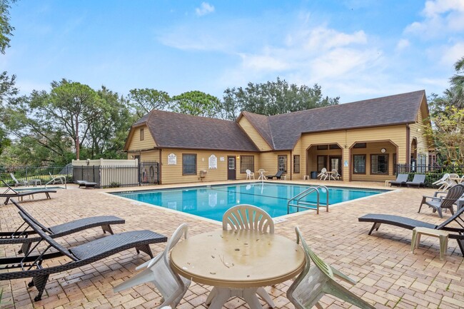 Building Photo - 1/1 Condo in GATED ~ LAKEFRONT community i...