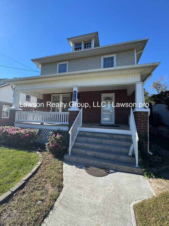 Building Photo - Updated Four Bedroom Home Close to Downtow...