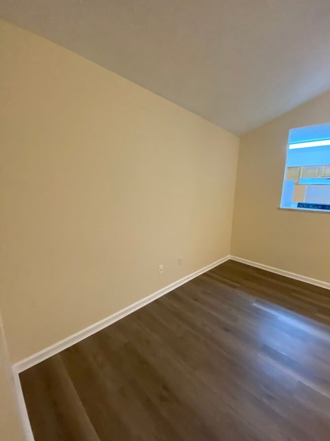 Building Photo - 2 Bdr/2bath townhome, great location!