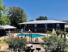 Building Photo - Spacious 1 Bedroom