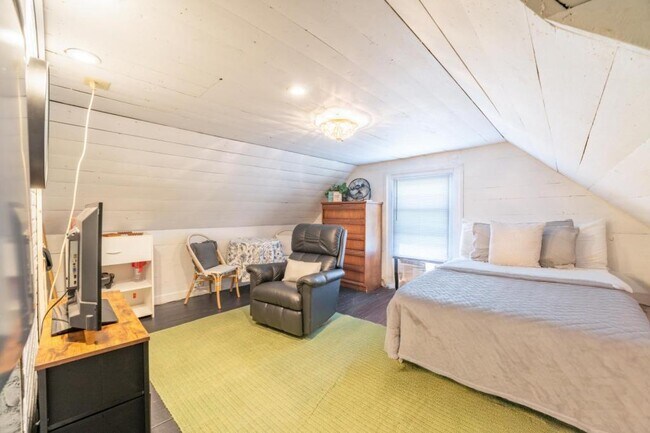 Building Photo - 714 E Jefferson St