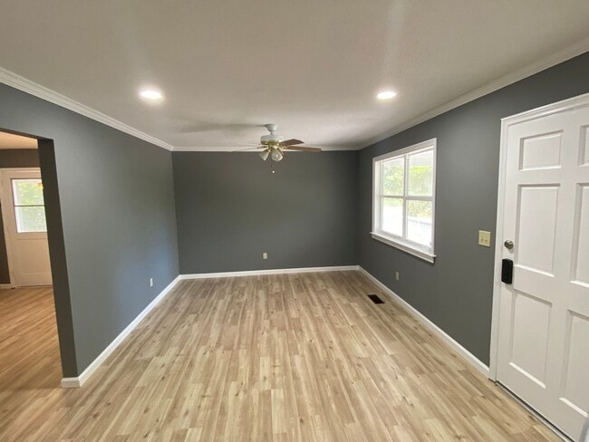 Building Photo - Ringgold 2 Bed 1 bath Screened in Porch, Oversized Workshop