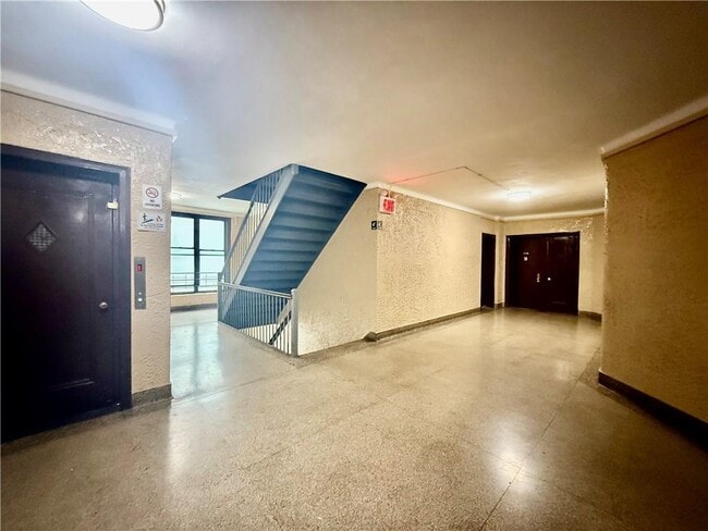 Building Photo - 1402 W 4th St