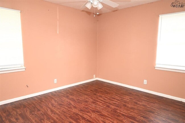 Building Photo - 1421 Harris Ln