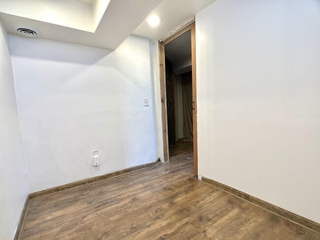 Building Photo - 1523 W Clark St