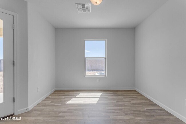 Building Photo - 1213 W Elm Ave