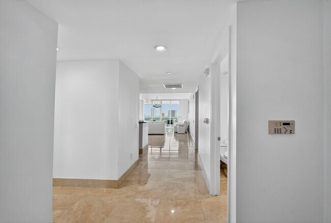 Building Photo - 2640 Lake Shore Dr