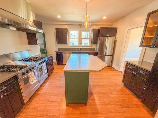 Building Photo - 11 Perry Rd