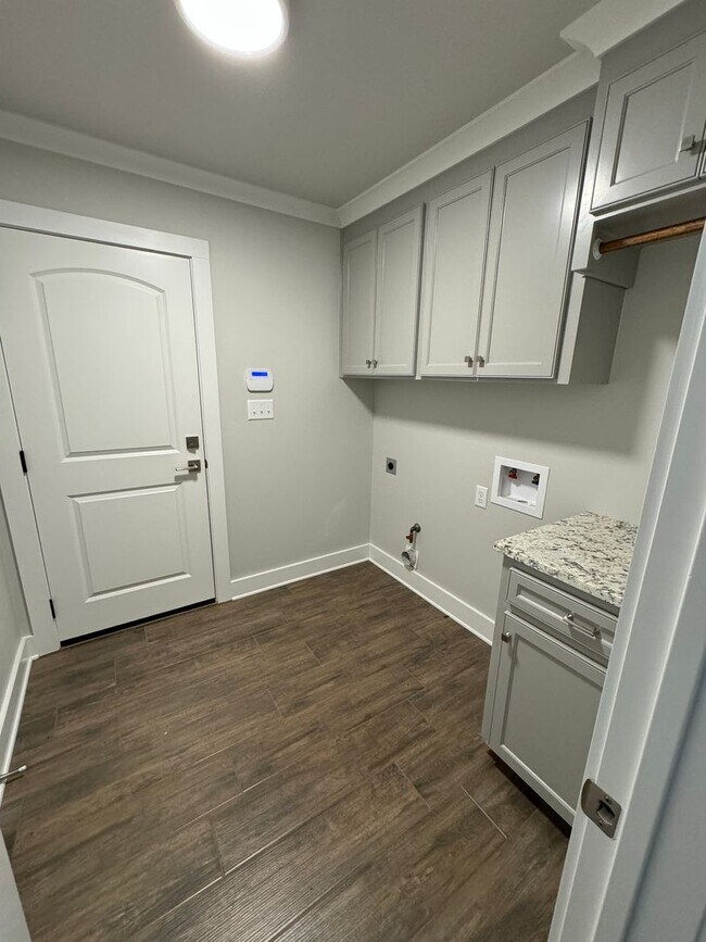 Building Photo - Like new.. GORGEOUS TIBURON BEAUTY.. Close to Barksdale Air Force Base.