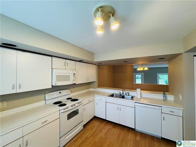 Building Photo - 102 Quaker Dr