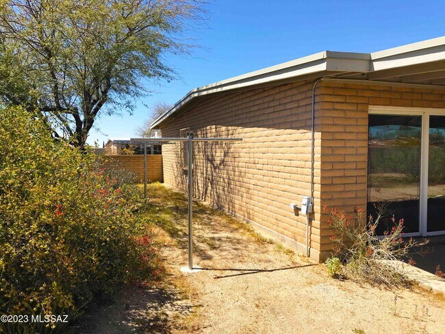 Building Photo - 7800 N Nicole Pl