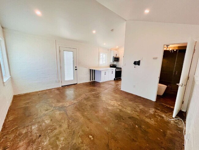 Building Photo - Adorable Studio Cabin near Joshua Tree Town Center