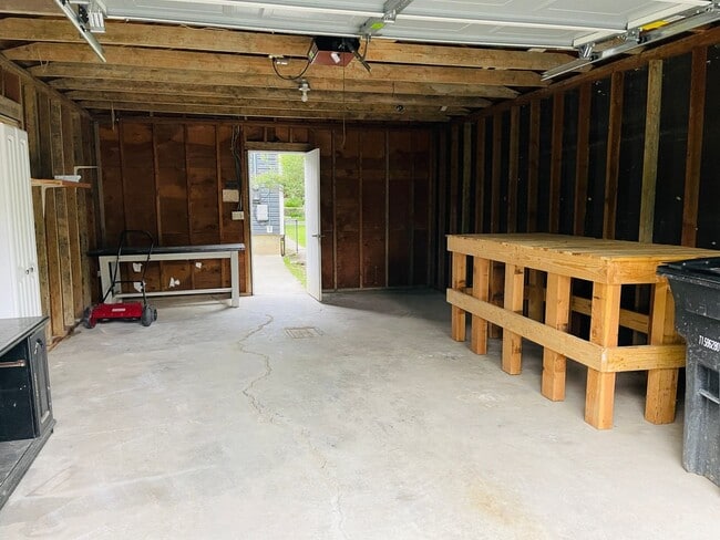 Building Photo - 3 bedroom house - Pet Friendly, Garage, Fenced Yard