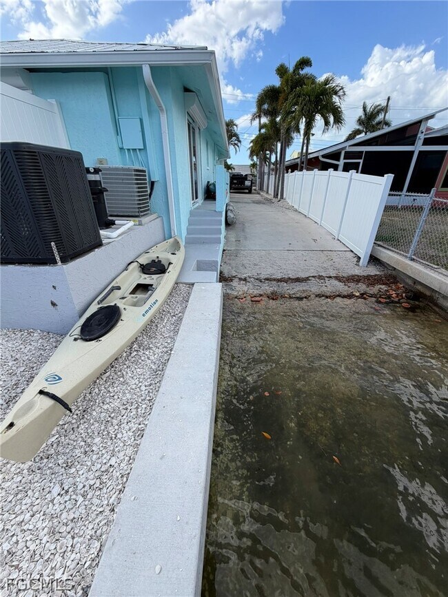 Building Photo - 4743 Pine Island Rd