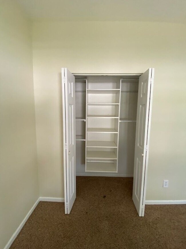 Building Photo - Welcome to this stunning 3-bedroom, 2-bath...