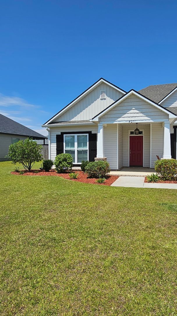 Building Photo - Knights Landing four bedroom home