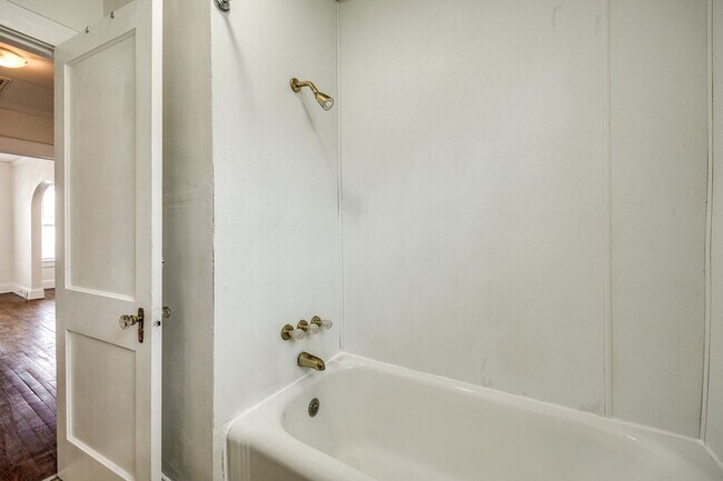 Building Photo - 2 Bedroom 1.5 bath All Brick Ranch in Rock...