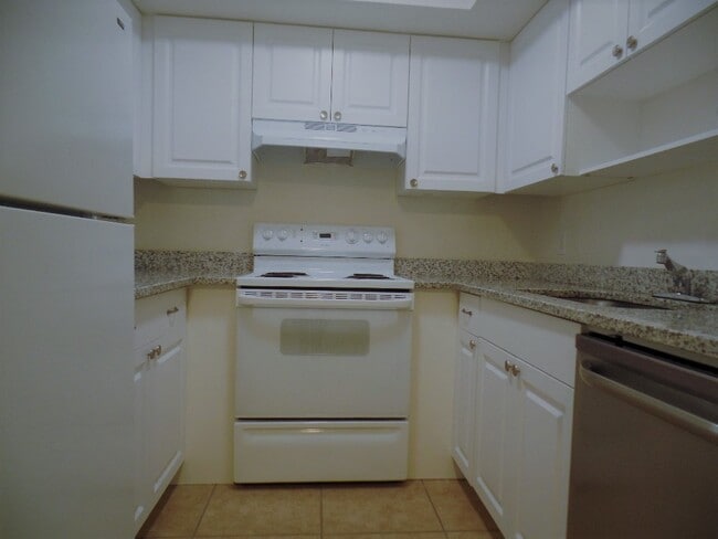 Building Photo - Great value 1/1 near SPC, Tyrone, Pinellas Trail & Azalea Rec