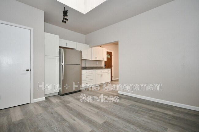 Building Photo - 933 4th Ave