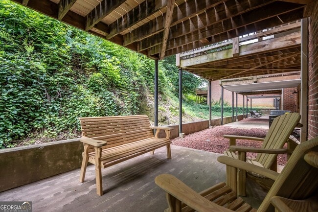 Building Photo - 210 E Cloverhurst Ave