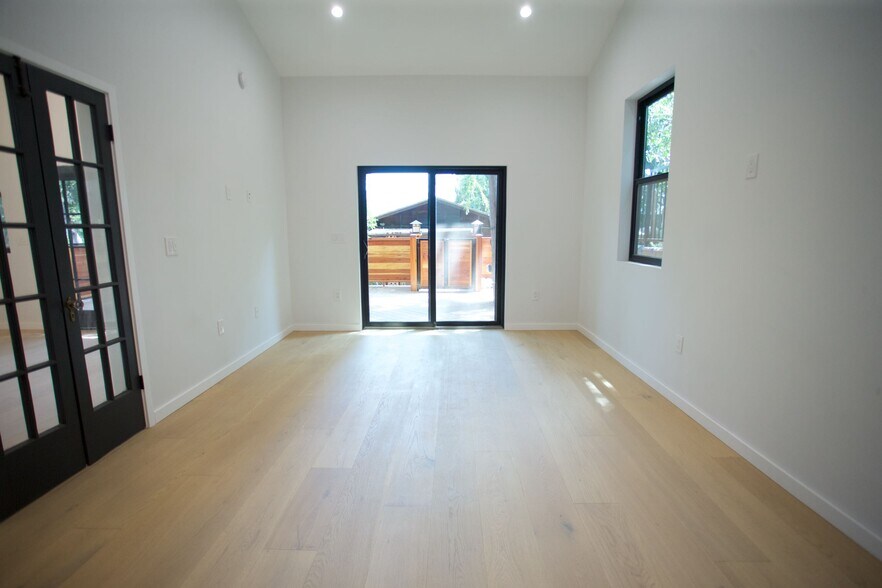 Building Photo - 2119 Hyperion Ave