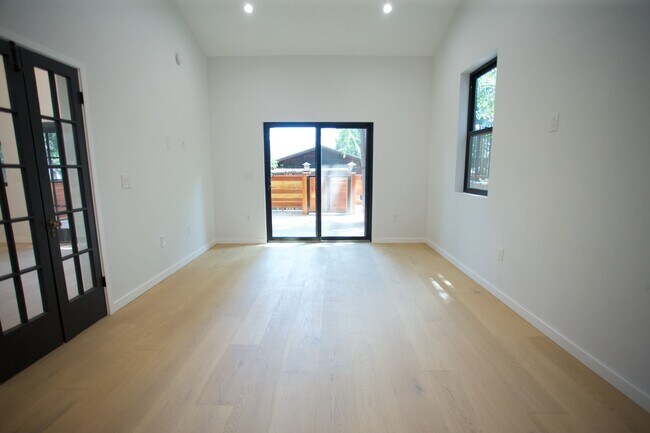 Building Photo - 2119 Hyperion Ave