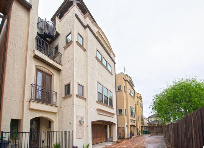 Building Photo - 1141 W 23rd St