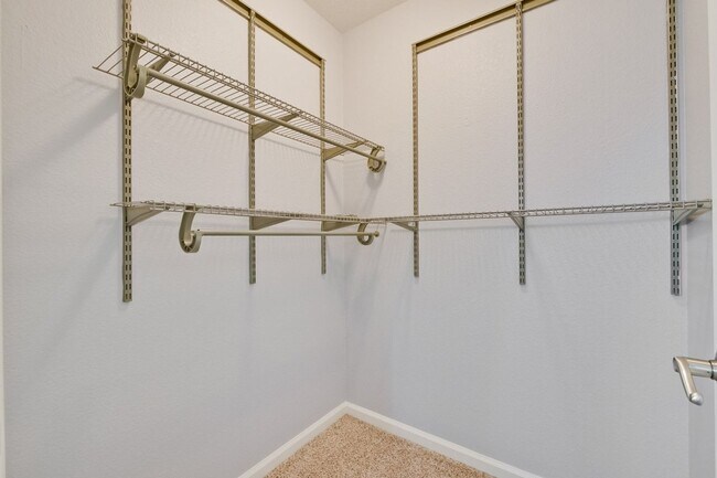 Building Photo - 1 Bed 1 Bath With Lots of Amenities!